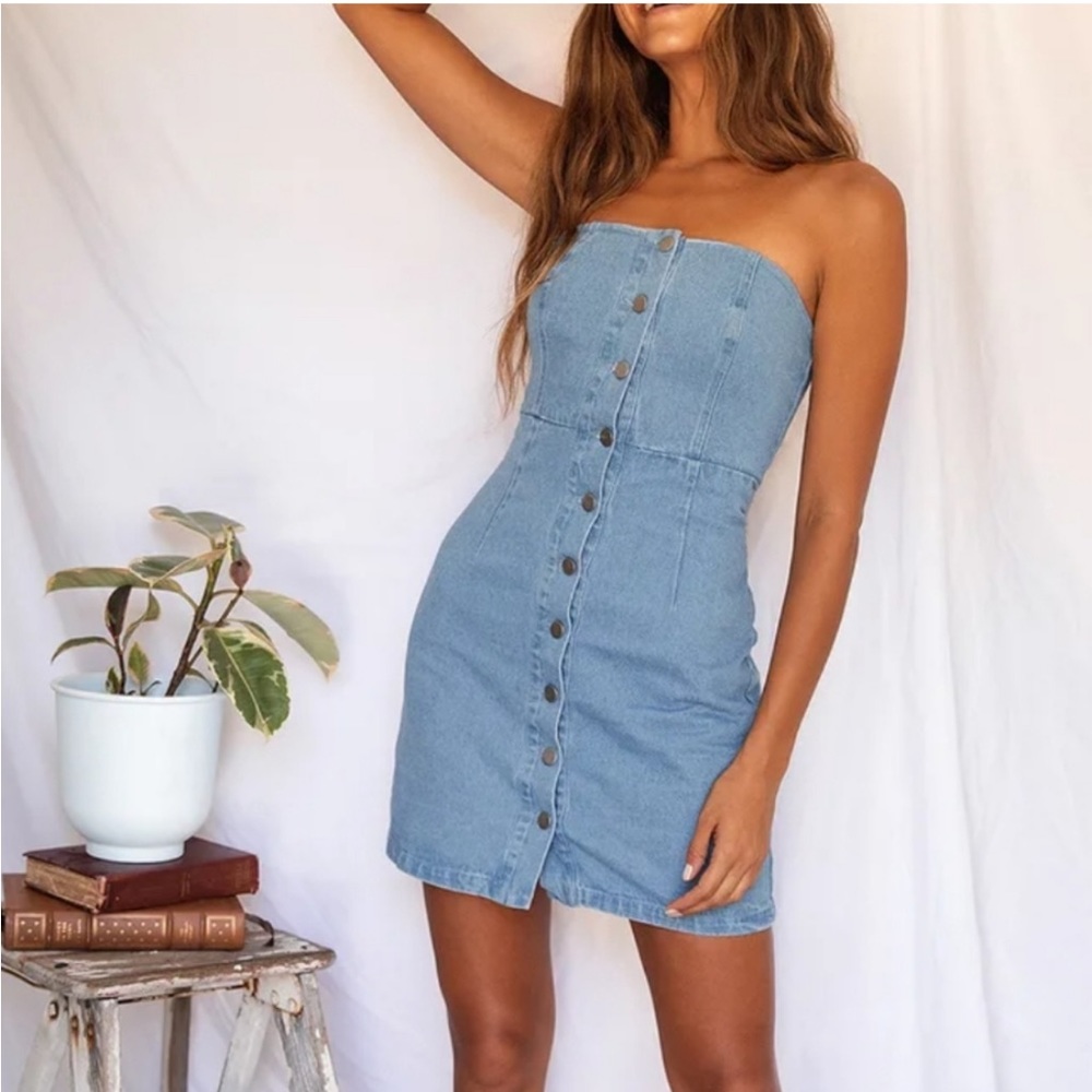 Lulu’s strapless denim dress